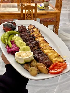کافه رستوران لاریس