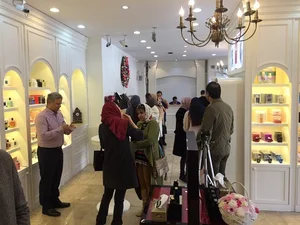 فروشگاه لوازم آرایشی و عطریات شقایق