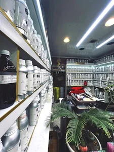 فروشگاه عطر سیاه و سفید