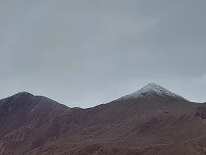 قط خاکی (قله خاکی)