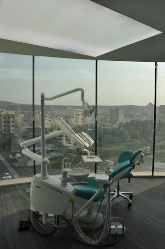 دکتر امید امیری نسب دندانپزشک
