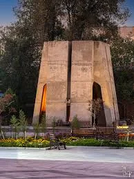 مقبره اوحدی مراغه‌ای مربوط به دوره پهلوی دوم است و در مراغه، داخل شهر واقع  شده و این اثر در تاریخ ۳۰ بهمن ۱۳۸۶ با شمارهٔ ثبت ۲۱۰۸۰ به‌عنوان یکی از آثار