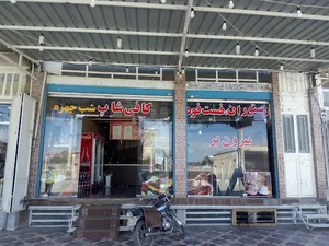 رستوران و بیرون بر فست فود شب چهره