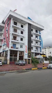 هتل قرمز و آبی