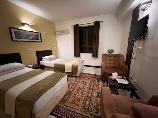 Nakhl-e Zarrin Hotel