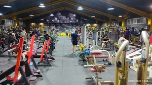 باشگاه بدنسازی شهرک امید R GYM