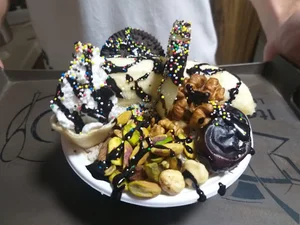بستنی فروشی اکبر مشتی
