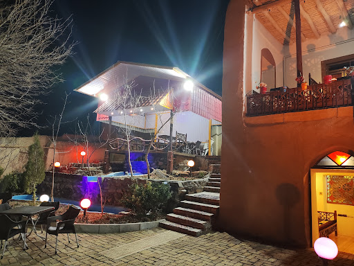 کافه رستوران سنتی عمارت چشمه سار