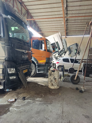 تعمیرگاه کامیون‌های اروپایی و چینی