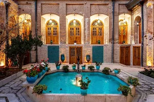 خانه تاریخی نبوی(هتل و کافه)