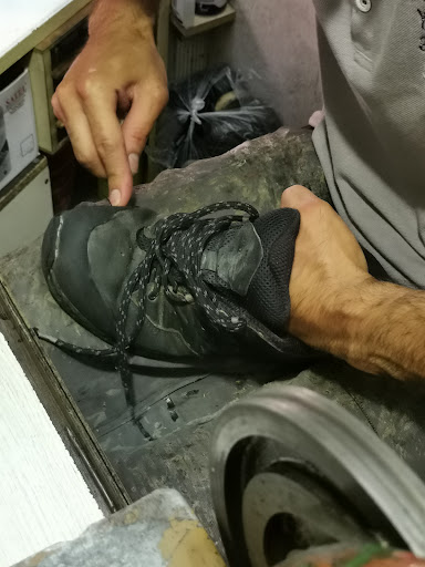 Shoe Repair Shop - کفاشی صحرایی
