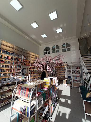 کتابفروشی شهر کتاب