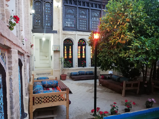 اقامتگاه بوم گردی عمارت قاجاریه