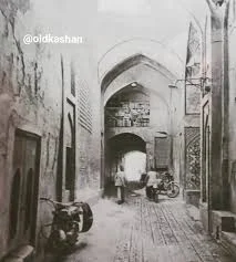 عکس تاریخی از گذر آب انبار حاج سید حسین(صباغ) در مجاورت بازار صباغ های کاشان(راسته  بازار رنگرزها). -احتمالا تصویر فوق در دهه ۱۳۴۰ شمسی برداشت شده است.  📸@abbashalvachi.n . #kashan #kashanhistory #kashaniha #