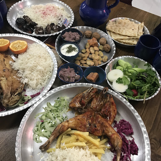 رستوران نمونه جوجه محلی فومن