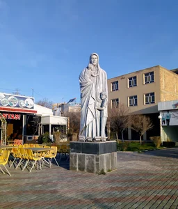 مجسمه مادر