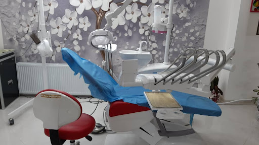 مطب دندانپزشکی دکتر عذرا عبدل آبادی- اطفال، بزرگسال، زیبایی، لمینیت، بلیچینگ، پروتز، درمان ریشه