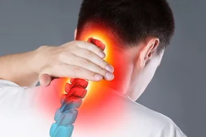 درد گردن به چه علت رخ میدهد؟ علائم، تشخیص و راه‌های درمان - دکتر ...