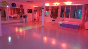 باشگاه یوگا پرنده آزاد