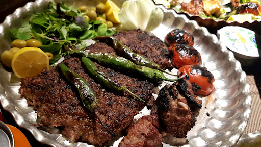 چلوکباب ذغالی میزبان