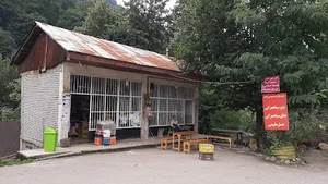 خواربار فروشی مومن زاده پنیر سیاهمزگی و چای سیاهمزگی