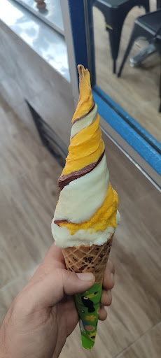 کافه بستنی فالوده عزیز