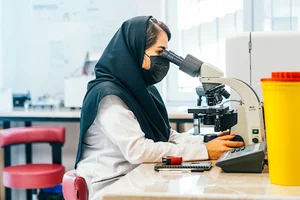 آزمایشگاه پاتوبیولوژی کادوسه
