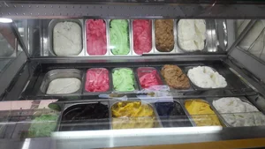 بستنی فروشی شادی 3