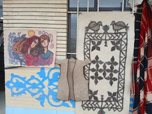 بازارچه صنایع دستی کارگاه نمد مالی خیاطی سنتی دوری گلیم بافی معرق و منبت چوب