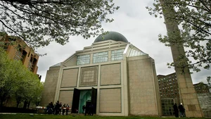 31 square mosque press center of