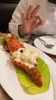 @emiratessearestaurant , • یکی از معروف‌ترین شعبه‌ها در شارجه, • تخصص اصلی:  غذاهای دریایی (ماهی، میگو، لابستر، سوپ دریایی), • فضای رستوران: خانوادگی و  کمی لوکس, • معمولاً امتیاز بالا و محبوب بین ...