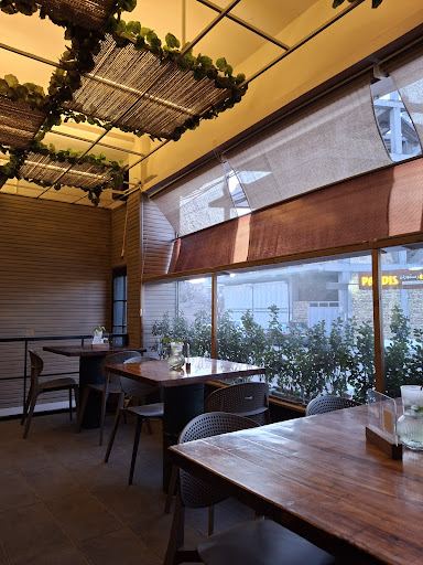 رستوران گیاهی ریشه