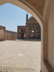 مسجد و مدرسه تاریخی آقا بزرگ 4