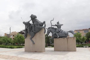 تندیس رستم و اسفندیار