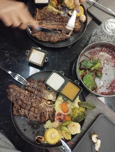 کافه رستوران با پیانو