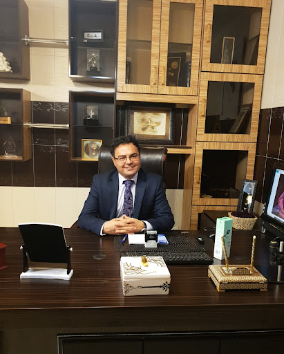 دکتر پدرام یوسفی متخصص پوست مو زیبایی از فرانسه