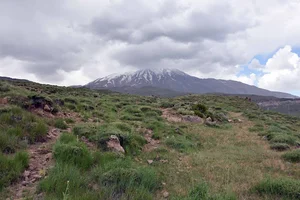 نمای قله دماوند از دشت لار