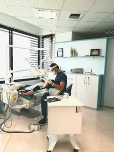 متخصص پروتزهای دندانی و ایمپلنت