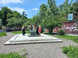 آرامگاه هوشنگ ابتهاج (سایه)