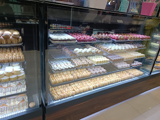 کیک و شیرینی پدیده